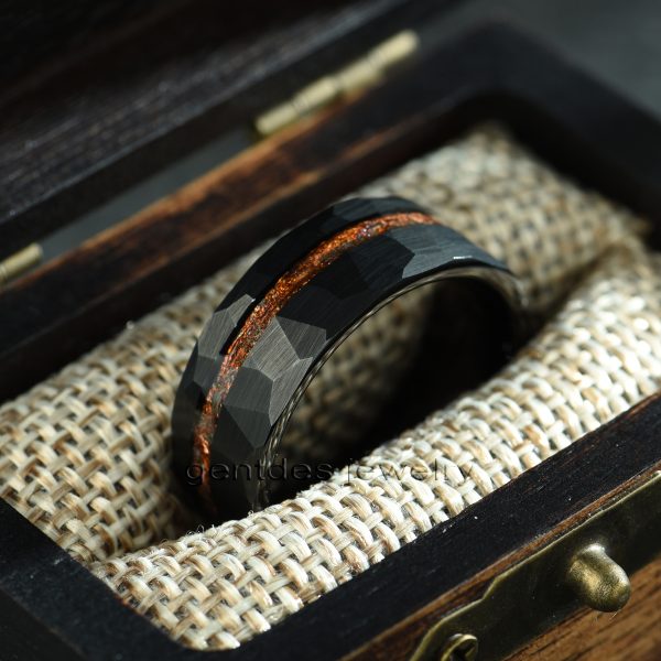 Hammered Ring, Tungsten Carbide Ring, Mens Wedding Ring, 8MM Black Ring, Gold Foil Ring,Engagement Bands - 图片 4
