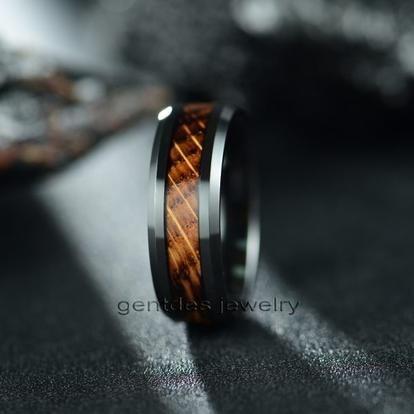 Whiskey Barrel Wood Ring, Black Tungsten Carbide 8mm Wedding Band, Comfort Fit, Promise Ring - 图片 5