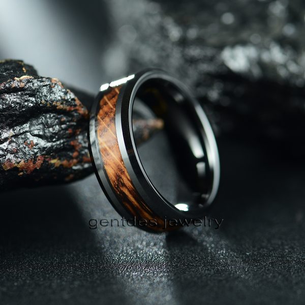 Whiskey Barrel Wood Ring, Black Tungsten Carbide 8mm Wedding Band, Comfort Fit, Promise Ring - 图片 3