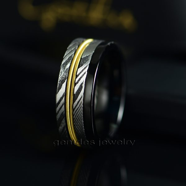 8MM Black Titanium Ring, Two Gold Guitar String, Men Wedding Bands,Yellow Gold Plated Wedding Ring Damascus Ring - 图片 3